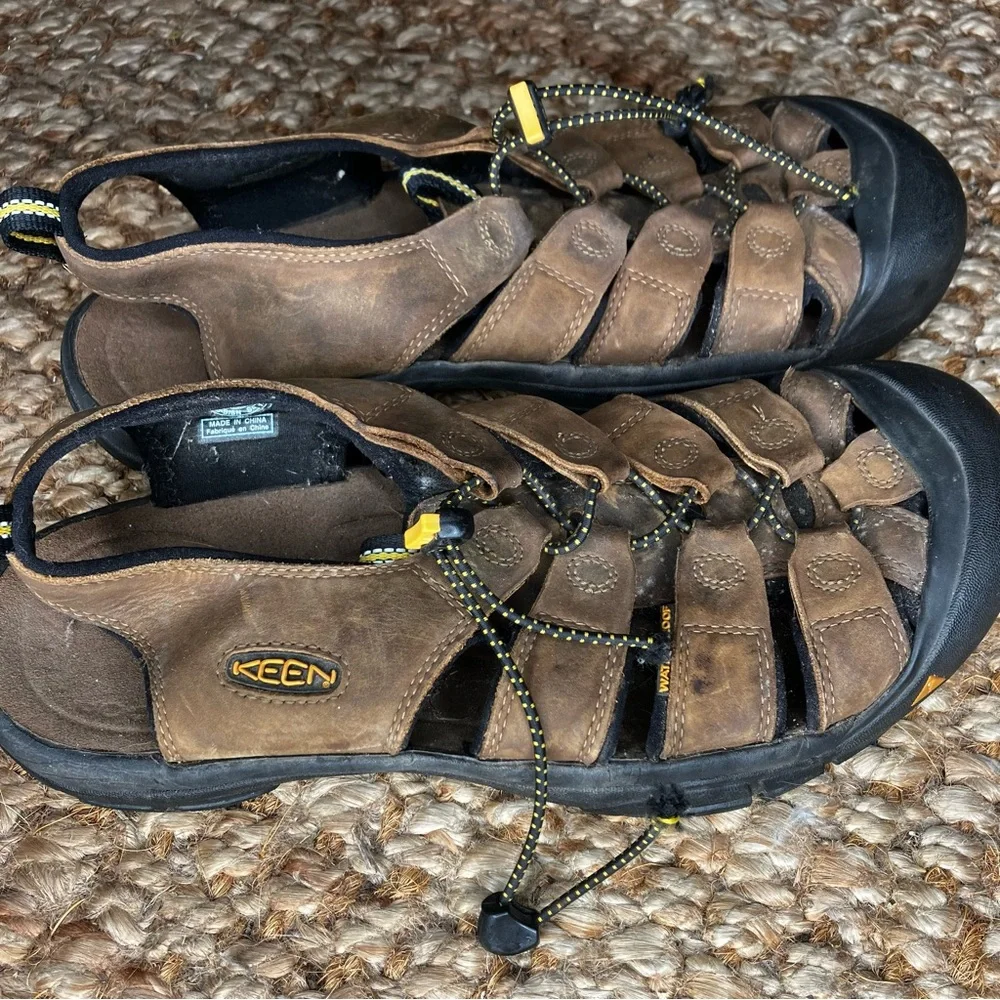 Keen Men’s Newport sandal 11.5 Bison Brown leather